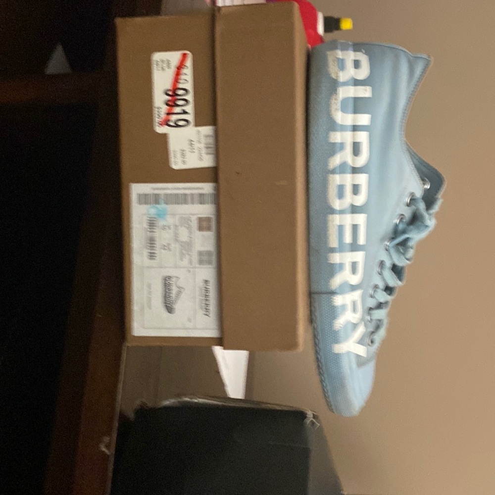 Burberry canvas size 10
